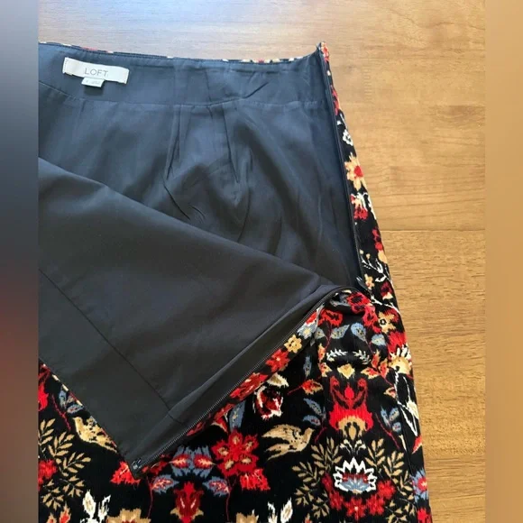 LOFT NWOT Floral Corduroy Mini Skirt Size 4 – Black Red Christmas/Winter Print - Picture 4 of 7